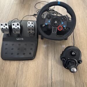 Logitech G920 Racing Wheel + Pedals + Shifter – PC/Playstation – Lightly Used